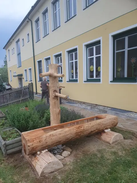 Ein neuer Brunntrog für Volksschule und Kindergarten