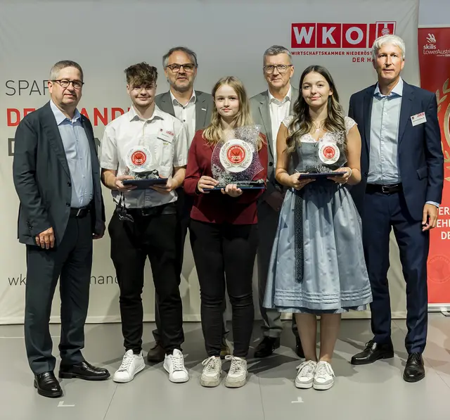 WKNÖ-Vizepräsident Thomas Schaden, Bastian Reiterer, Juryvorsitzender Tobias Spazierer, Leonie Theiß, Spartengeschäftsführer Karl Ungersbäck, Celina Bartilla, und Schulqualitätsmanager Gunnar Hamann. | Foto: David Schreiber