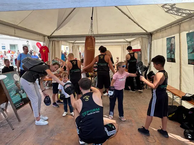 Kinder, Jugendliche und sogar viele Eltern durften Boxsack ausprobieren. | Foto: Tarik Asil