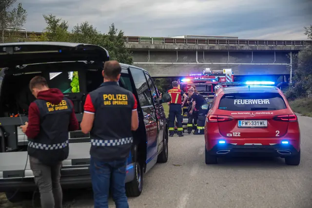 Suchaktion an und in der Traun bei Marchtrenk: Feuerwehren und Polizei versuchten eine vermisste Frau mit Spürhund, Booten, Tauchern und Drohnen zu finden. | Foto: laumat.at