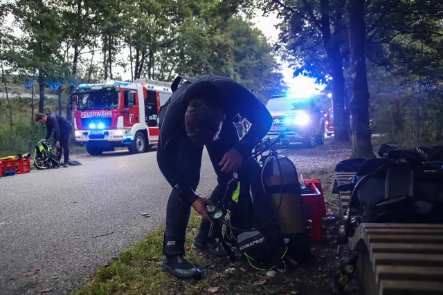 Suchaktion an und in der Traun bei Marchtrenk: Feuerwehren und Polizei versuchten eine vermisste Frau mit Spürhund, Booten, Tauchern und Drohnen zu finden. | Foto: laumat.at