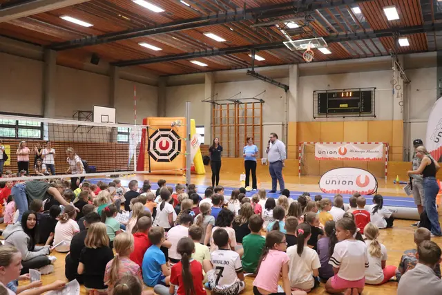 Die Eröffnung wurde moderiert von Evelin Wilfing, die gemeinsam mit Organisatorin Lena Sebauer und Stadtrat Thomas Haffer die Kinder begrüßte. | Foto: Sportunion Burgenland