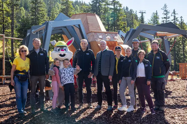 Eröffnung des neuen Rundweges "Hopsis Reise um die Welt mit Planai-Geschäftsführer Georg Bliem (2. von links) und Bürgermeister Hermann Trinker (Mitte). | Foto: Thomas Kovacsics