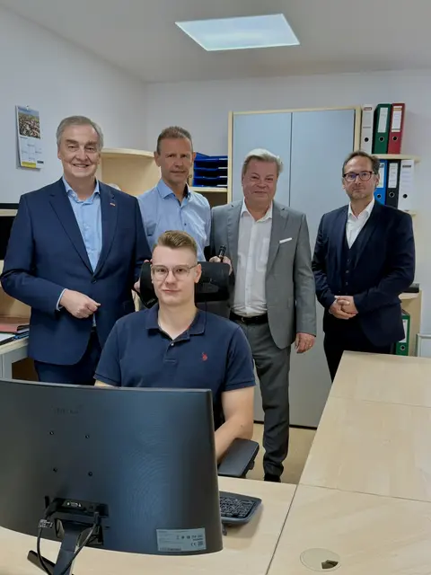 WKNÖ Vizepräsident WBNÖ Bezirksgruppenobmann in Korneuburg Christian Moser, Manuel Lang, Geschäftsführer Johann Lang, Abgeordneter zum Nationalrat WBNÖ Direktor Harald Servus und Abgeordneter zum Nationalrat WBNÖ Bezirksgruppenobmann Stv. in Korneuburg. Andreas Minnich auf Betriebsbesuch im Bezirk Korneuburg. | Foto: WBNÖ