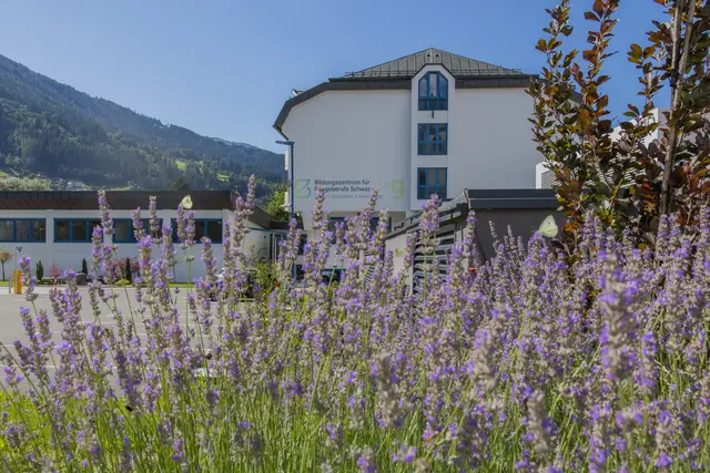 Am 8. September haben am Bildungszentrum für Pflegeberufe Schwaz gleich mehrere Klassen ihre Ausbildung in den Bereichen Pflegeassistenz (PA) und Pflegefachassistenz (PFA) begonnen.  | Foto: Markus Huber Danzl