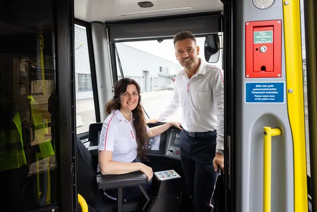 Elisabeth Urbanitsch und Florijan Isaku trainieren in der Hauptwerkstätte der Wiener Linien für die weltweit erste Straßenbahn-Weltmeisterschaft am 13. September. | Foto: Wiener Linien / Simon Wöhrer