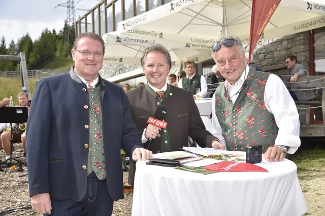 Anton Aschbacher (GF Klimaberg), Klaus Tschaitschmann (ORF Radio Kärnten) und Wolfgang Hinteregger (Klimaberg-Pionier und Hinteregger Hotels)   | Foto: Roland Holitzky