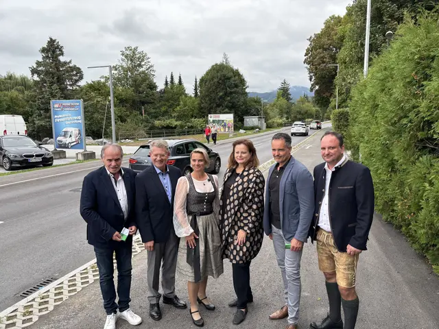 Am Bild von links nach rechts: Gerhard Horn (Klöcher Bau), Bezirkshauptmann Heinz Schwarzbeck, Bürgermeisterin Bettina Bauernhofer, Landesrätin Claudia Holzer, Robert Rast (Referat für Straßeninfrastruktur) und zweiter Vizebürgermeister Gerd Holzer. | Foto: MeinBezirk/Helmut Riedl