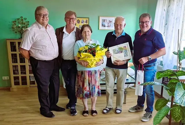 v.l.: GGR. Mitmasser Manfred, Bürgermeister Peter Grafeneder, Jubilarin Glösmann Marianne, Jubilar Glösmann Johann und GGR Christian Hausenbichl. | Foto: Marktgemeinde Marbach an der Donau