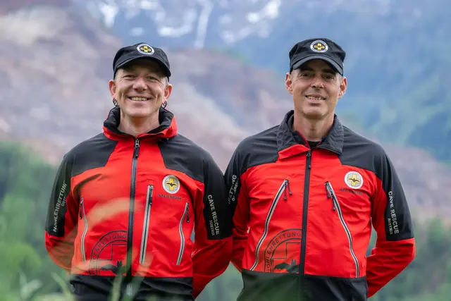 „Am Ende zählt, dass wir den Verletzten sicher ans Tageslicht bringen – das ist unser Antrieb", so Thomas Rothleitner, Landesleiter Höhlenrettung der Steiermark (l.). Im Bild mit Martin Riedler, Ortsstellenleiter Eisenerz und Ausbildungsleiter der Höhlenrettung Steiermark | Foto: Höhlenrettung Eisenerz