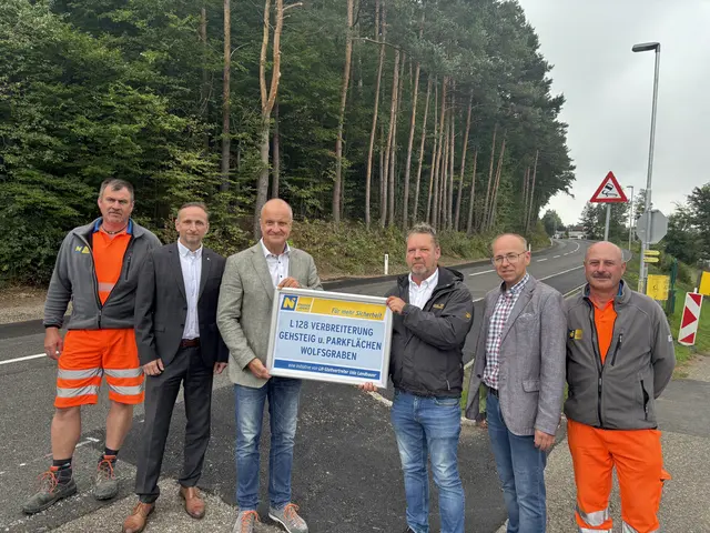 In Wolfsgraben gibt es jetzt einen neuen, asphaltierten Gehsteig und einen Parkplatz | Foto: Lauren Fahrenberger / MeinBezirk