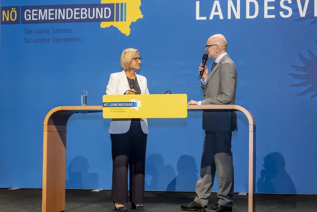 Landeshauptfrau Johanna Mikl-Leitner auf der Bühne mit Moderator Tom Bläumauer. | Foto: David Schreiber
