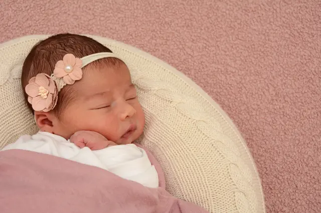Name: Emilia
Geburtsdatum: 13.08.2025
Gewicht: 3600 g
Größe: 52 cm
Eltern: Nadine Deutsch und Rene Schrott aus Trofaiach | Foto: Babysmile
