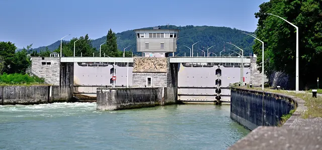 Das am 18. September 1959 enthüllte Nibelungenrelief an der Stirnseite der Mittelmauer am Unterhaupt der Schleusenanlage steht wie das gesamte Kraftwerk laut Bundesdenkmalamt nicht unter Denkmalschutz. | Foto: Hans-Peter Kriener