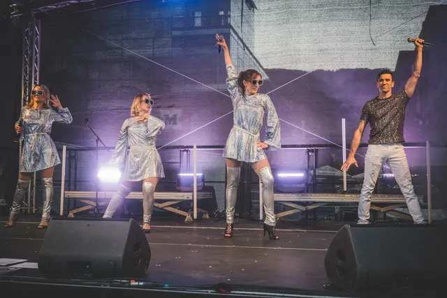 Bei der vorletzten Summer Night verwandelte sich der Leobener Hauptplatz zur glitzenden Discobühne. | Foto: Klaus Pressberger