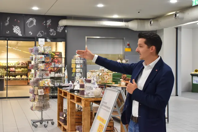 Manuel Zischg, Marktleiter Transgourmet Wörgl, führt durch den Markt. | Foto: Barbara Fluckinger