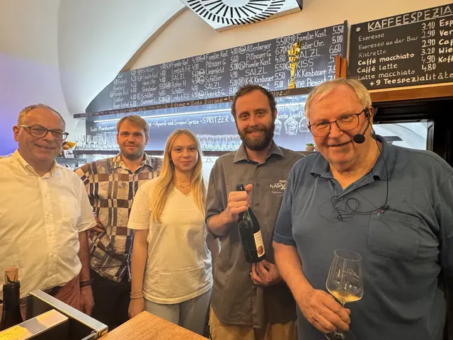 Beim Weinstammtisch gab das Team mit Gottfried, Jakob, Hanna, Günther und Franz einen tollen Blick in die große Weinvielfalt.  | Foto: Andrea Glatzer