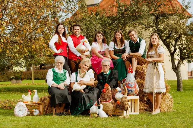 Die Familie Hütter zeigt, wie Generationen gemeinsam für Geflügel aus der Region sorgen. Ob Gans oder Martini-Gans – durch Weidehaltung im steirischen Vulkanland entsteht Qualität, die zu Festtagen besonders gerne genossen wird. | Foto: August und Waltraud Hütter