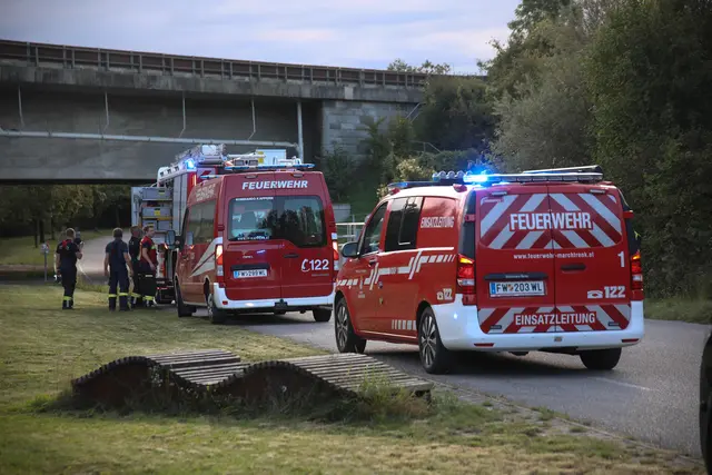 Suchaktion an und in der Traun bei Marchtrenk: Feuerwehren und Polizei versuchten eine vermisste Frau mit Spürhund, Booten, Tauchern und Drohnen zu finden. | Foto: laumat.at