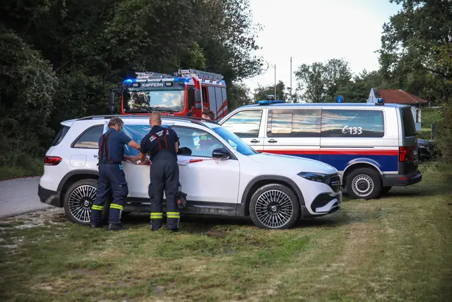 Suchaktion an und in der Traun bei Marchtrenk: Feuerwehren und Polizei versuchten eine vermisste Frau mit Spürhund, Booten, Tauchern und Drohnen zu finden. | Foto: laumat.at