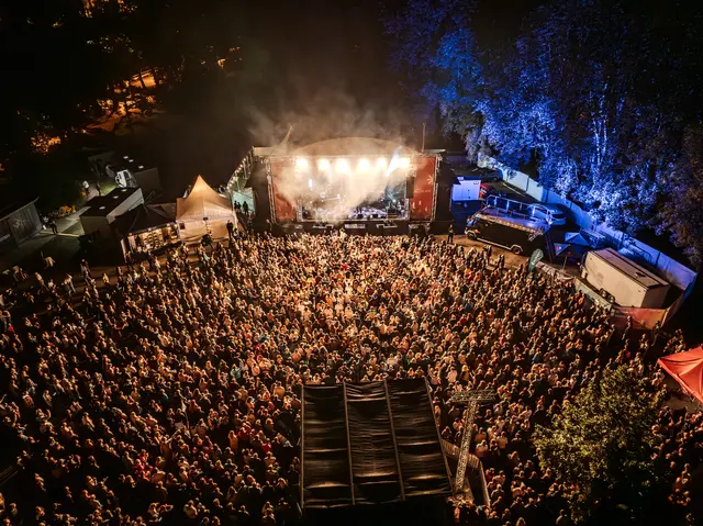 Ausgelassene Stimmung im Volksgarten
Das Publikum in Salzburg ließ sich nicht vom Feiern abbringen. | Foto: Stadt Salzburg/Martin&Klein