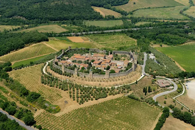 Wer durch die Mauern von Monteriggioni tritt, fühlt sich wie in eine andere Zeit versetzt. | Foto: Panthermedia/Jarre
