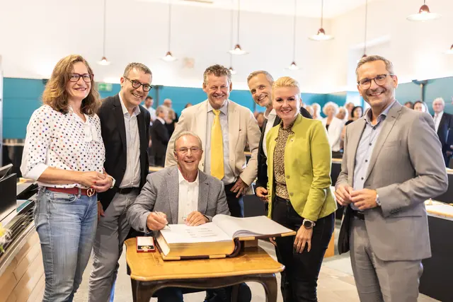 Stadträtin DI Constance Mochar, GR Mag. Manfred Jantscher, Bürgermeister Christian Scheider, GR Michael Gussnig, Stadträtin Sandra Wassermann, BA und Stadtrat Mag. Franz Petritz gratulierten Günter Magerle zum 80. Geburtstag. Er erhielt außerdem die Goldene Medaille und trug sich in das Goldene Buch der Stadt ein. | Foto: SK / Zangerle
