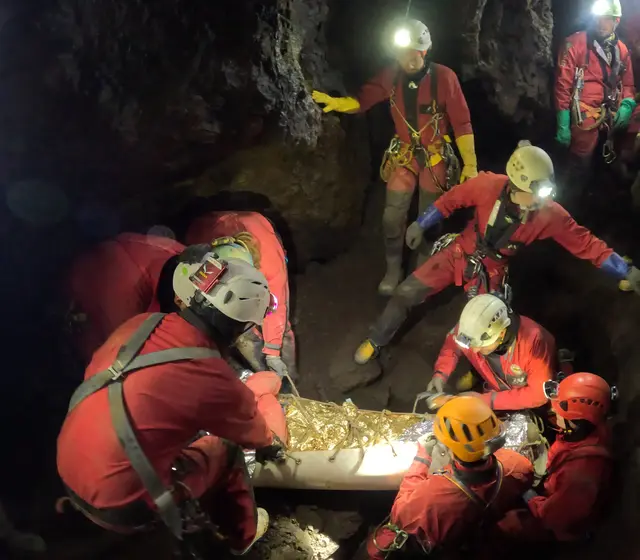 Erstversorgung einer verunfallten Person – Die Verhinderung von Unterkühlung oder Blutverlust ist auch in der Höhle unerlässlich. | Foto: Höhlenrettung Eisenerz