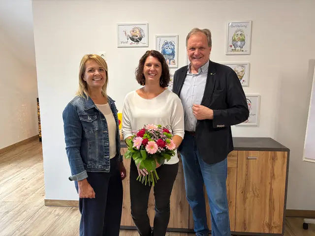 Antrittsbesuch bei der Eröffnung: Vizebürgermeisterin Karin Herz (l.) und Bürgermeister Erwin Dirnberger mit Silke Ulrich | Foto: Almer
