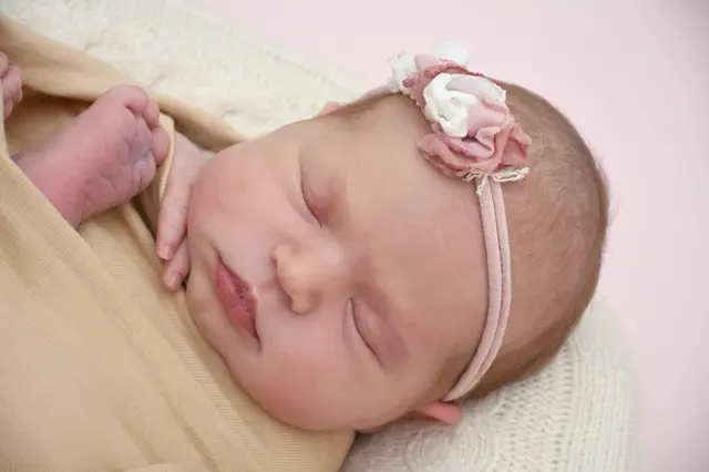 Name: Milena Rosa
Geburtsdatum: 18.08.2025
Gewicht: 3310 g
Größe: 51 cm
Eltern: Lisa Hödl und Franz Baumgartner aus St. Peter am Ottersbach | Foto: Babysmile