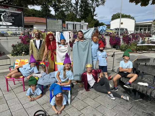 Das Strallegger Theater und die Kinder brachten am Strallegger Dorfplatz eine neue, frische Interpretation des Klassikers Schneewittchen und die sieben Zwerge auf die Bühne. | Foto: MeinBezirk/PeterJ