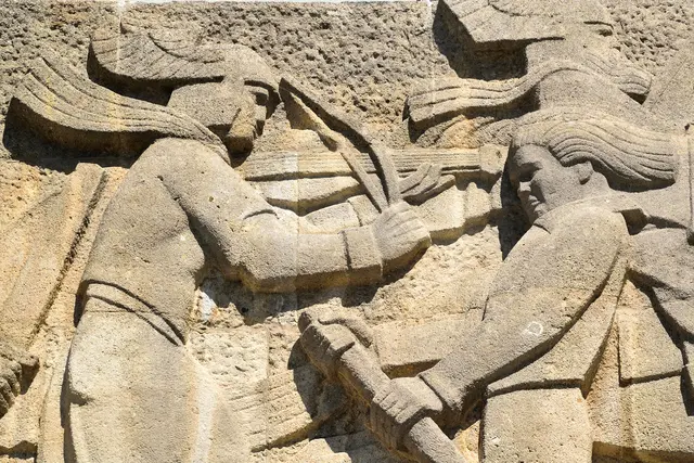 Sagengestalt aus dem "Nibelungenlied": "Ganz deutlich erkennbar ist Volker von Alzey, der Mann mit der Fidel", so der Pöchlarner Kustus Wilhelm Schauer. Pöchlarn wird in der Heldendichtung als "Bechelaren" erwähnt, dem Heimatort von Markgraf Rüdiger. | Foto: Hans-Peter Kriener