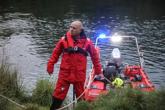 Suchaktion an und in der Traun bei Marchtrenk: Feuerwehren und Polizei versuchten eine vermisste Frau mit Spürhund, Booten, Tauchern und Drohnen zu finden. | Foto: laumat.at