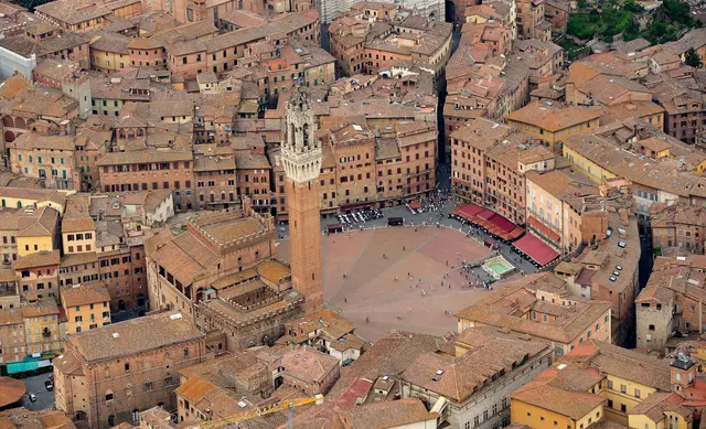 Am Piazza del Campo schlägt das Herz von Siena. Hier treffen sich Einheimische und Reisende, um das besondere Flair der Stadt zu genießen. | Foto: Panthermedia/Jarre