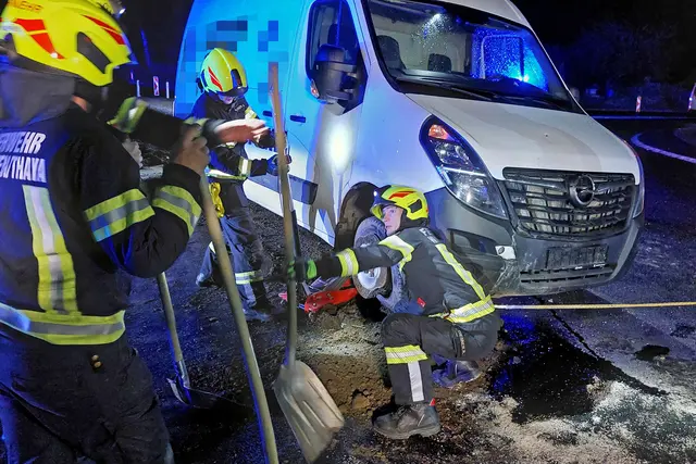 Der Lieferwagen wurde im Frontbereich schwer beschädigt. | Foto: FF Waidhofen/Thaya