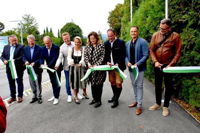 Endlich konnten das Band durchgeschnitten und die Straße wieder offiziell eröffnet werden. | Foto: MeinBezirk/Helmut Riedl