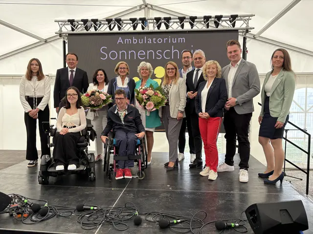 Geschäftsführerin Sonja Gobara (3.v.li.hi.) und Obfrau Hannelohre Hirtenlehner (5.v.l.hi.) empfingen viele Ehrengäste. | Foto: Tanja Handlfinger