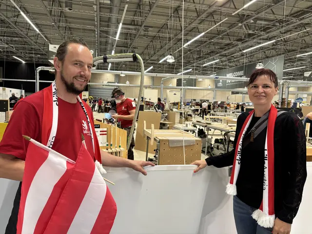 Markus Tragner, Geschäftsführer von MTDesign feuert seinen Mitarbeiter vor Ort an. | Foto: MeinBezirk/ Julia Gerold