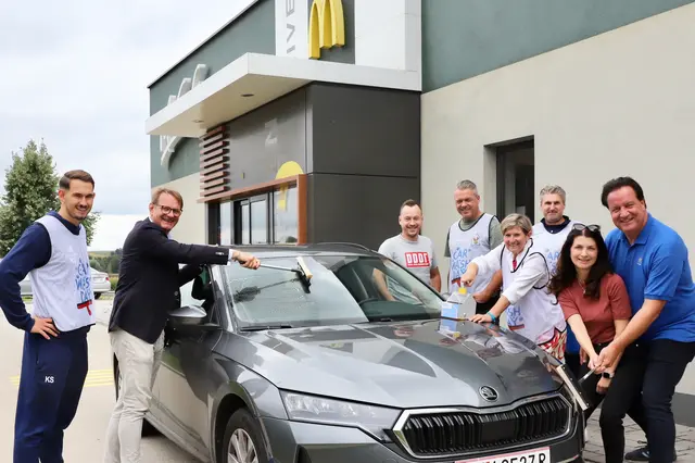 Thomas Klug (blaues T-Shirt) reinigte mit prominenter Unterstützung die Windschutzscheiben der Hartberger McDrive-Gäste. | Foto: Alfred Mayer