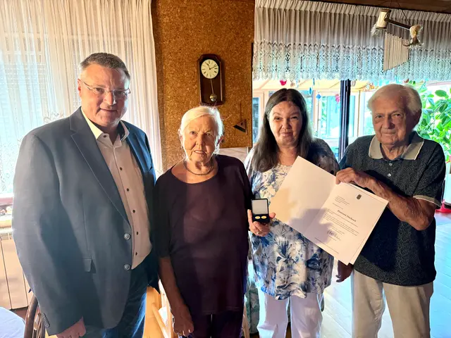 Bgm. Abg. z. NR Wolfgang Kocevar, Ingeborg Kögeler, Tocher von Fam. Kögler, Horst Kögler | Foto: Stadtgemeinde Ebreichsdorf 