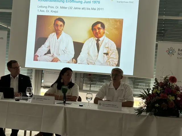 Johann Minihuber, Geschäftsführer des Rieder Krankenhauses, Pflegeleiterin der Kinderabteilung Karina Hofbauer und Abteilungsleiter Primar Andreas Wimmer beim Rückblick auf 50 Jahre Kinderheilkunde am Rieder Krankenhaus. | Foto: MB