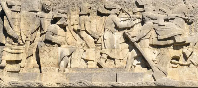 Mittelalterliches Heldenepos "Das Nibelungenlied": Darstellung des Zuges der Nibelungen ins Hunnenland. "Das Schiff weist auf die Überquerung der Donau hin", so der Pöchlarner Stadtarchivar Wilhelm Schauer. "Der Reiter ist wahrscheinlich Hagen von Tronje, der Anführer des Nibelungenheeres." | Foto: Hans-Peter Kriener