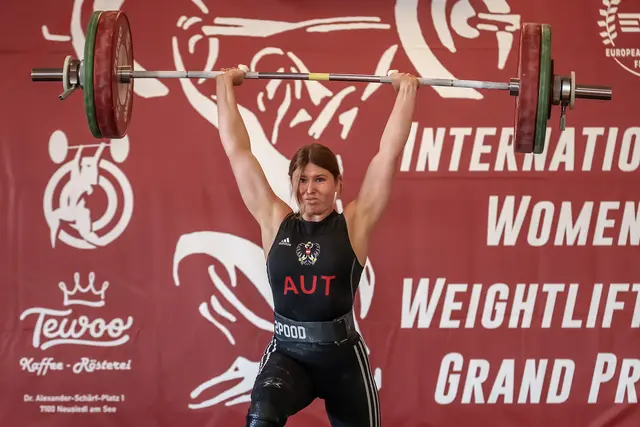 Leonie Bernhard beim Stoßen von 96 kg.
Foto: Rudolf Schabetsberger