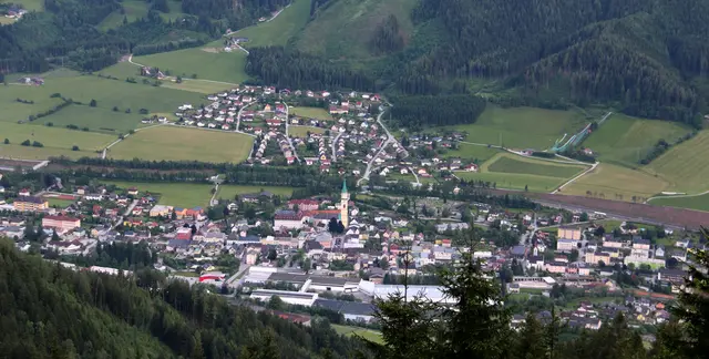 Rottenmann punktet zudem mit einem vielseitigen Freizeitangebot. Neben einem Skilift und einem Eislaufplatz bietet auch das Schwimmbad attraktive Möglichkeiten für Sport und Erholung.  | Foto: Stadt Rottenmann
