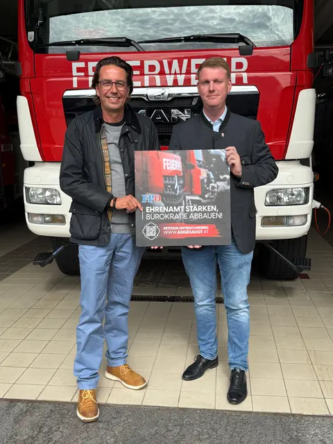 Harald Thau und Alexander Gamper bei der Präsentation der Petition „Angesaugt“ in Kitzbühel. | Foto: Larch