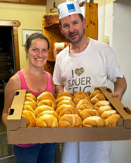 Walter Dullnig mit Frau Helga in der Backstube: Seit 2001 führen sie die Traditionsbäckerei in Stall in dritter Generation. | Foto: Dullnig