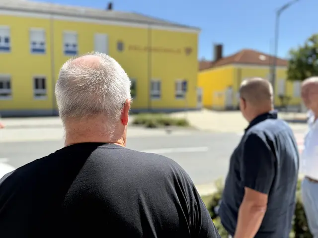 Beim Lokalaugenschein vor Ort wurden diverse mögliche Maßnahmen besprochen. Die ersten Maßnahmen wurden vor Schulbeginn gesetzt. | Foto: Alexander Paulus