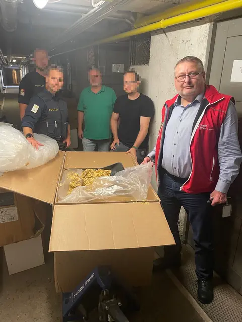 Dem Marktamt, rechts zu sehen dessen Leiter Andreas Kutheil, gelang zusammen mit anderen Behörden ein Schlag gegen einen illegalen Tabakshop. | Foto: Wiener Marktamt