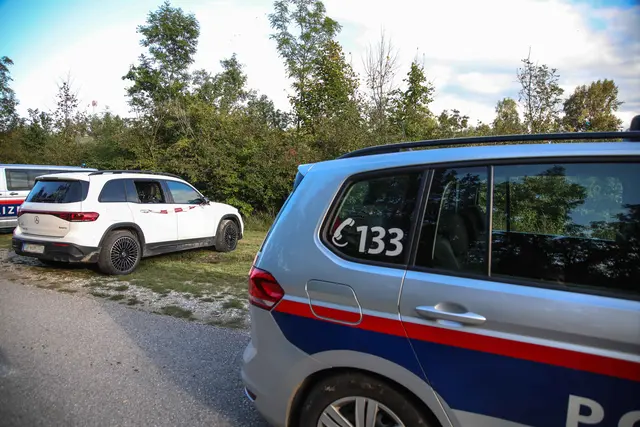 Suchaktion an und in der Traun bei Marchtrenk: Feuerwehren und Polizei versuchten eine vermisste Frau mit Spürhund, Booten, Tauchern und Drohnen zu finden. | Foto: laumat.at