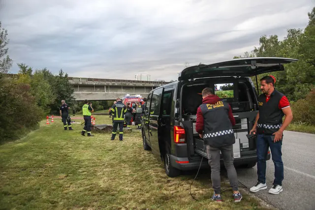 Suchaktion an und in der Traun bei Marchtrenk: Feuerwehren und Polizei versuchten eine vermisste Frau mit Spürhund, Booten, Tauchern und Drohnen zu finden. | Foto: laumat.at